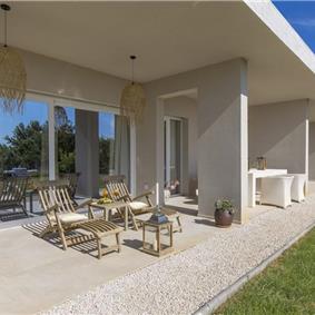 Luxury 4-Bedroom Villa with generous sized Infinity Pool near Buje, Istria. Sleeps 8
